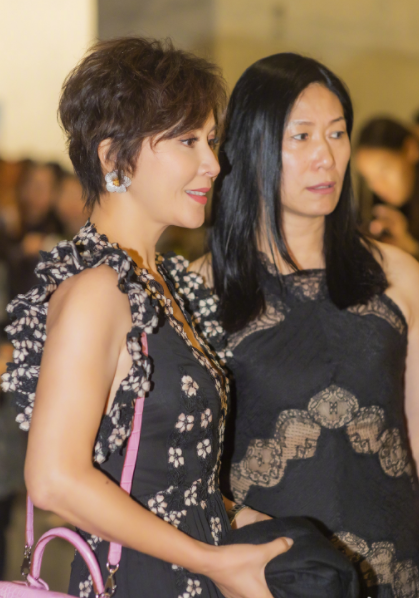 论发型的重要性,54岁刘嘉玲换短发像换脸,一下子年轻20多