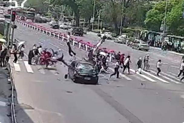 关于5月大连轿车撞人逃逸事件,网信部门最新通报|车祸