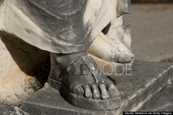 早在古希腊的戏台上,,鞋子和戏服一样,是用来区别角色和身份的.