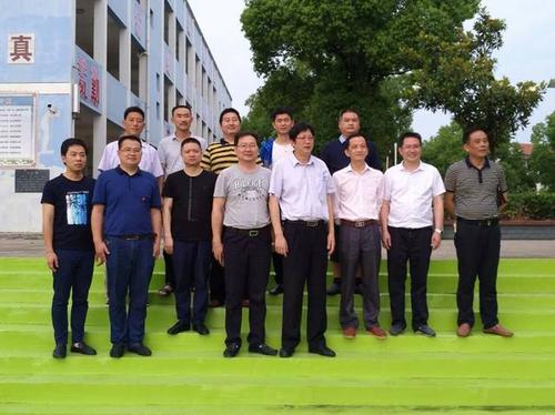 在授牌仪式上,教师代表刘梅子发言,津市市教育局副局长王忠明致辞