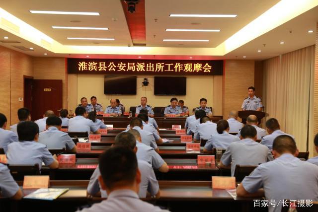 图为新里派出所所长何政在县公安局派出所工作观摩会上介绍经验.