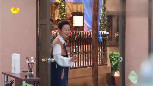 何炅检查邓伦房间,没想到发现了黄磊的嫌疑,黄磊撒腿就跑!