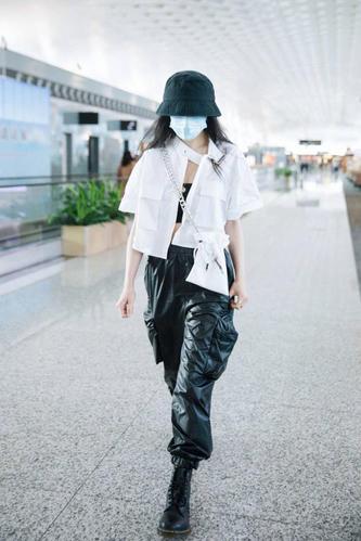 郑爽最新机场营业照,露脐抹胸配皮裤,这也太酷了吧!