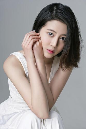 董卿和老公照片有哪些漂亮女明星现今年龄已大也处于单身中