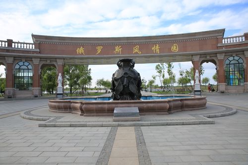 沿国道1111到鹤岗后,有三条路可以选择到同江:一是经萝北县,绕过绥滨