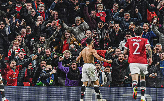 足坛名画!两大球王倒地,c罗绝杀庆祝愣神,梅西舍身堵枪眼