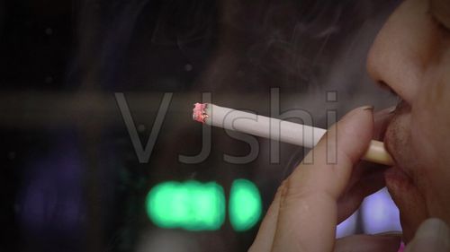 4k中年男子抽烟吸烟生活压力大实拍