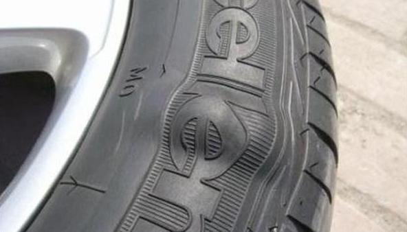 奔驰车送到4s店保养,在高速行驶中轮胎竟然鼓包,车主