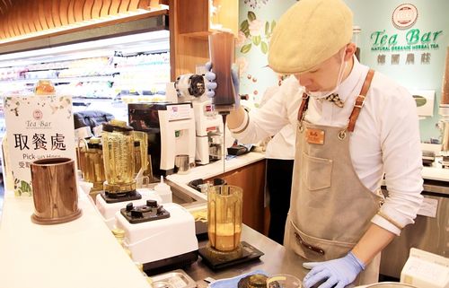 现场看到「b&g德国农庄tea bar」的服务人员,各个都是专业级的调茶师!