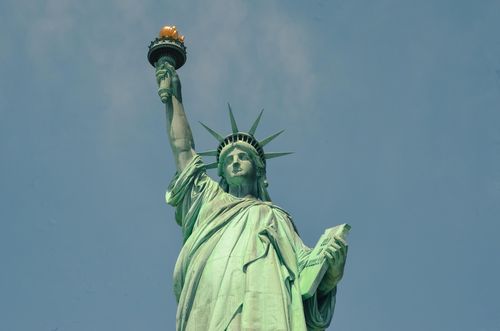 美国的自由女神像是谁送的?自由女神手里拿的什么?只是火炬吗?
