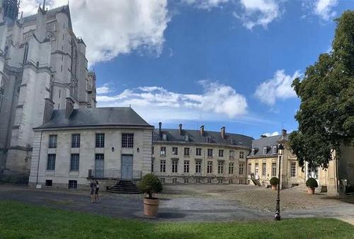 法国亚眠高等商学院校园一角