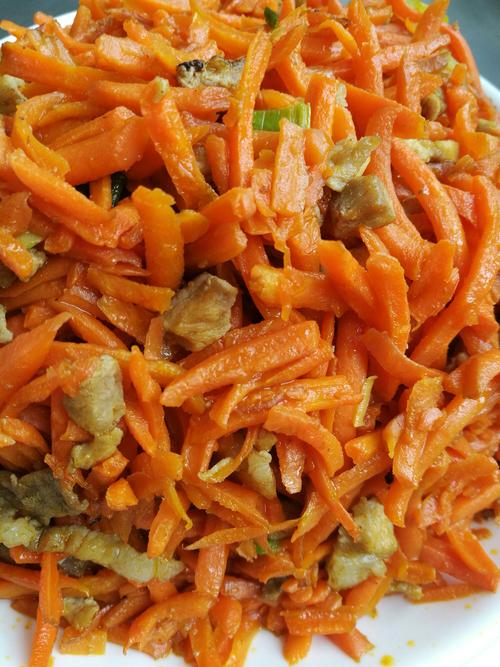 胡萝卜炒肉是绝大部分幼儿都喜欢吃的一道菜,营养易吸收.