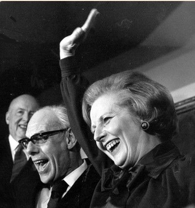 1979年5月4日,在保守党总部之外,撒切尔夫人与丈夫丹尼斯撒切尔向人群