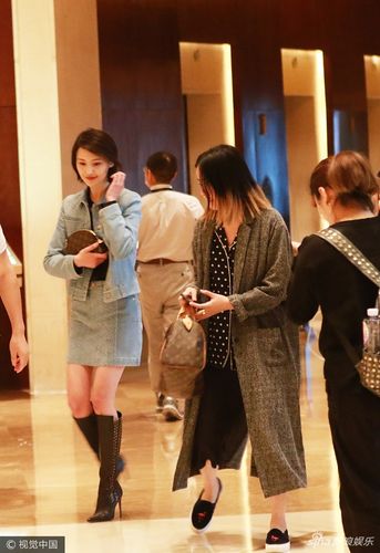 [6月22日]郑爽穿长靴快步流星秀筷子腿 众粉丝追拍人气高[6p]