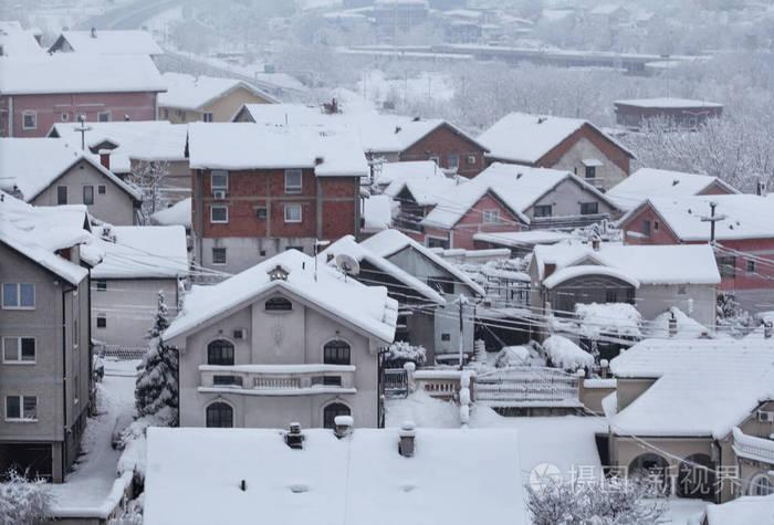美丽的冬季景色的房子和建筑物屋顶覆盖着大雪.在下雪