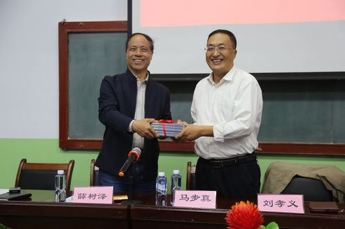 马步真,刘孝义走进天水市伏羲中学举行赠书仪式暨伏羲