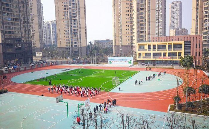 潼南小学新操场上的体育课.