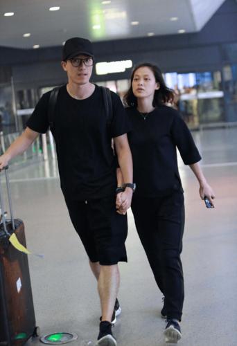 刘翔二婚妻子挺美的,奔四的年纪穿t恤像姐姐,气质也不