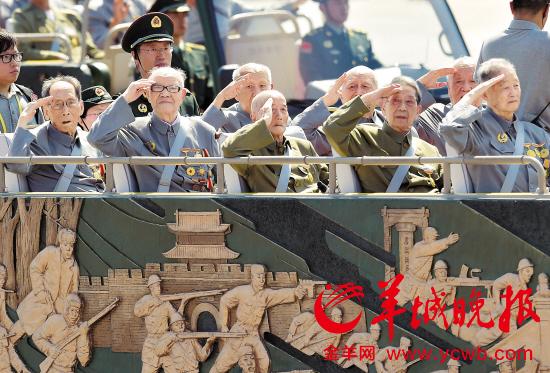 抗战老兵史保东(左)在天安门城楼上观看抗战胜利70周年阅兵式 新华社