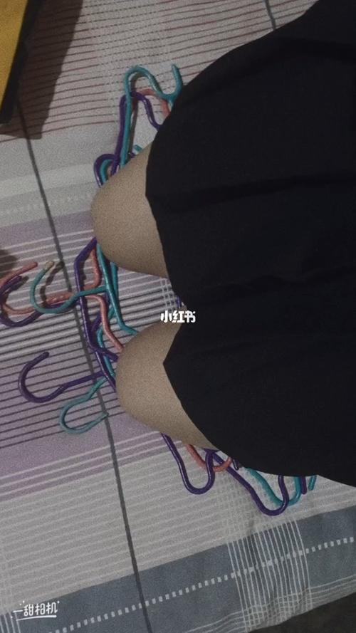 哈哈,这玩意跪着还是有点疼#跪衣架9496_衣架_生活记录_日常片段