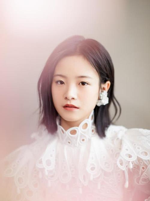 李庚希,很可爱元气的长相,灵动是有的,但是长得太幼态了像十五六岁的