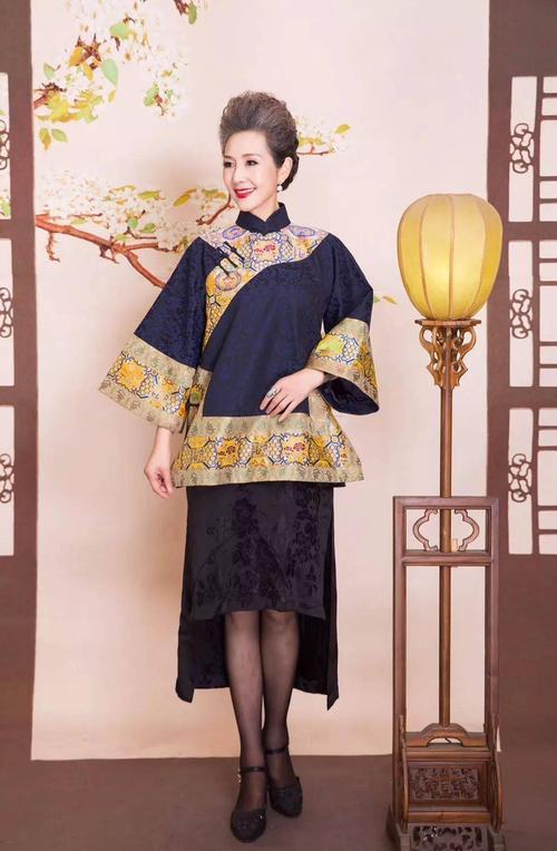 曹美丽性格大大咧咧,所以平常动作幅度也挺大的,而穿旗袍走路步子必须