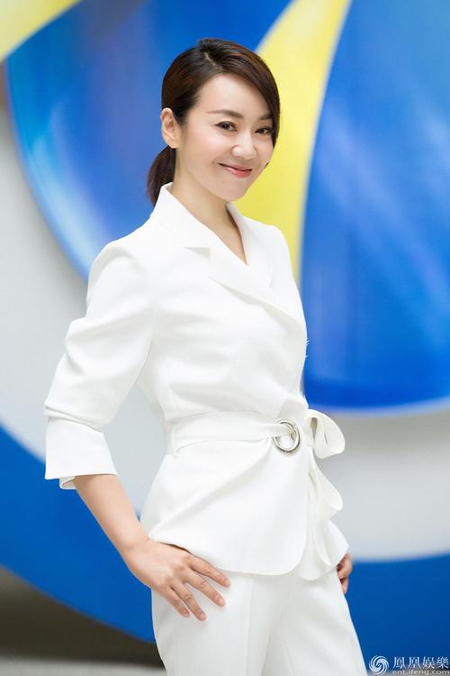 闫妮御姐风范亮相新戏《太太万岁》 解读女权至上