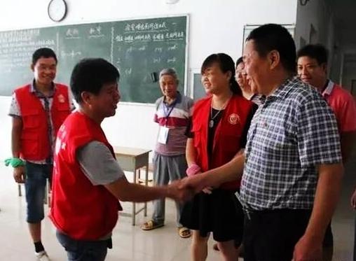最近的电视上还播放了宁晋县委书记张西军和他握手称赞的光辉形象.