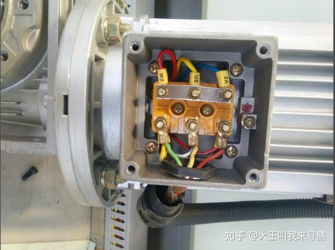 就是不知道他的电动机的接法怎么看是星形接法还是三角形接法?