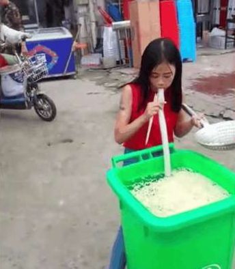 美女在垃圾桶里泡面,大妈不解,事情的原因让很多网友不满
