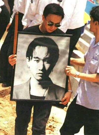 beyond乐队成员黄家强手捧遗像,黄家强另一个身份是黄家驹的亲弟弟