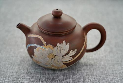 原创两百年历史建水紫陶,面对千年景德镇与五百年宜兴,能否弯道超车