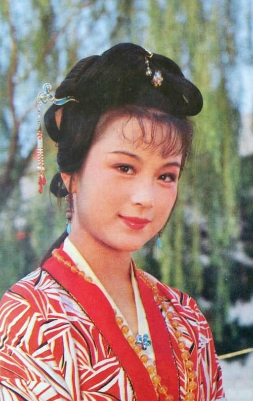 史湘云天真而烂漫,郭宵珍的娇憨恰到好处,圆润的脸蛋,鲜活的笑容,俏丽
