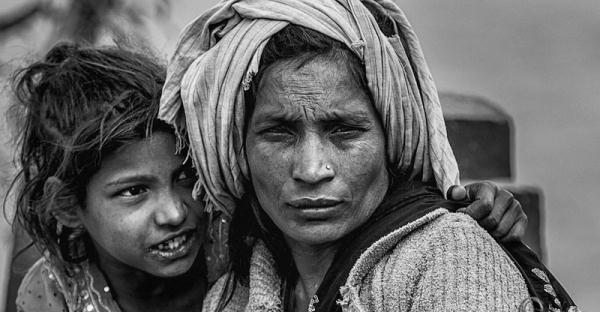 绝望中求生:实拍全球流浪者窘迫生活