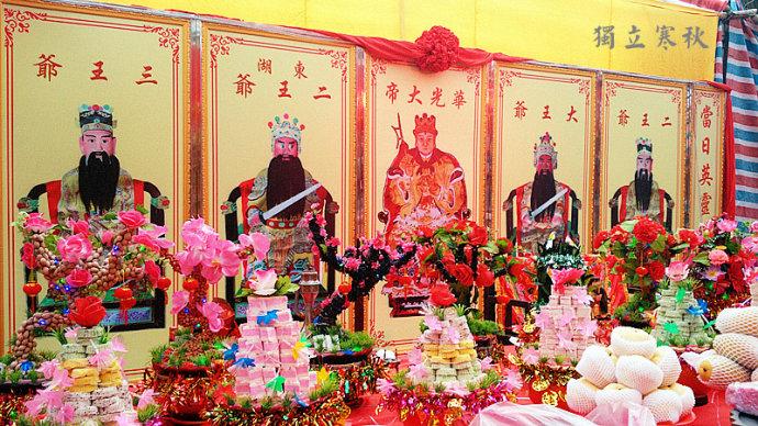 灯首当境社后湖神前新制作的华光大帝画像屏风,比过往悬挂纸质画像多