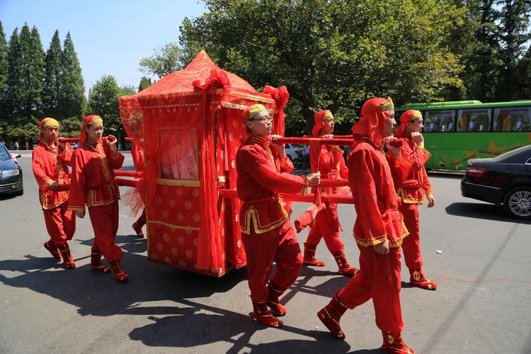 红红火火大花轿,迎亲队伍现黄海