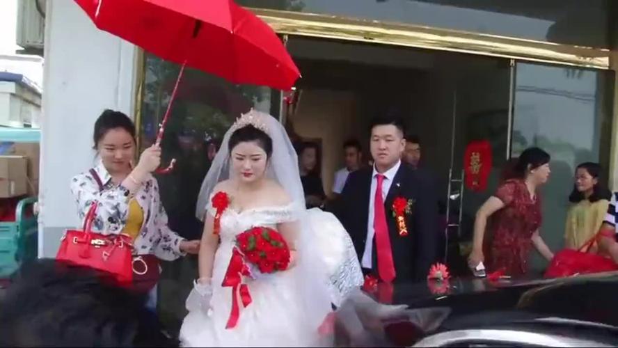 农村新娘出嫁,吃饭时来收彩礼,老年人也不放过