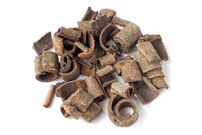 白色背景上的中药厚朴