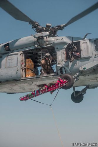 图说美军直升机如何从巡逻艇上转移伤员特殊吊运技术需要学习