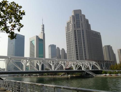 ▼进步桥,由荷兰德合威咨询有限公司设计,2007年建成通车,远望去,像