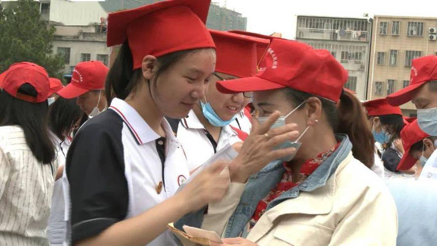 33万人见证!今天蕲春一中的这场成人礼上,一封信让他们现场泪奔.
