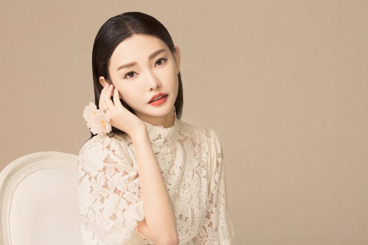 童菲曝光花颜写真 白裙清新显女神范儿