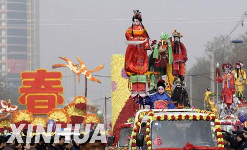 兰州市西固区的小朋友在表演西北民间传统的特色社火——铁芯子