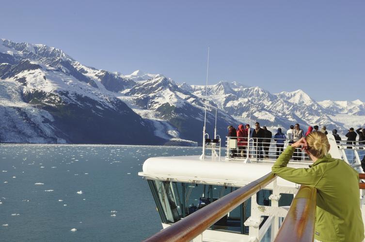 邮轮行进在迷人的阿拉斯加海湾
