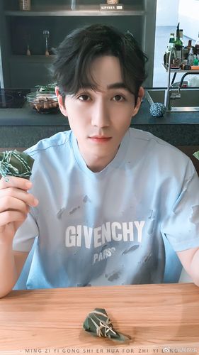 朱一龙好绝一男的,能撑住各种发型的脸【有新图】