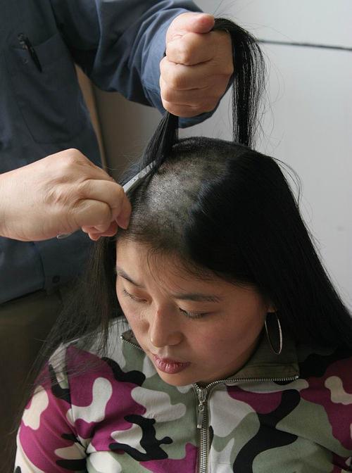 《 图片//超级长发女"小红"被剃光头之全程实录 .
