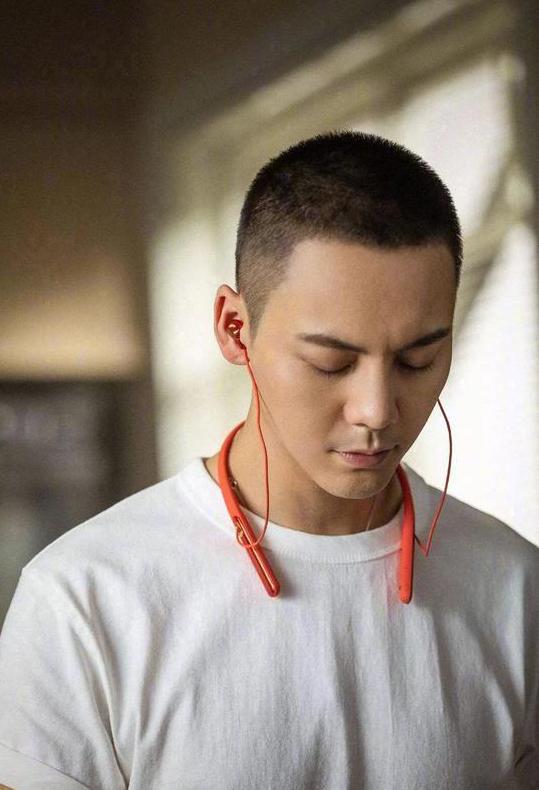 陈伟霆最新剃头照曝光 圆寸侧颜杀变身硬核型男