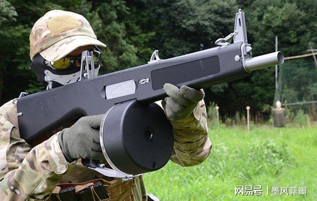 单兵"巨炮",一款开发了30年的自动霰弹枪,敢死队中的aa-12