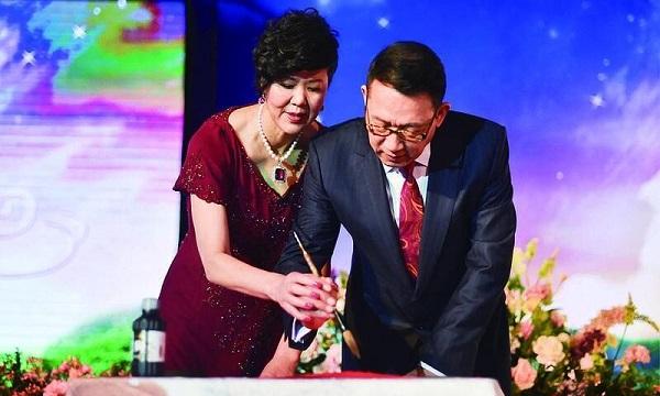 图说:郎平与丈夫王育成伉俪情深 图tp