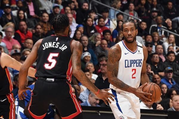 三核60 25!伦纳德锤爆巴特勒,乔治如梦初醒,又一巨头诞生